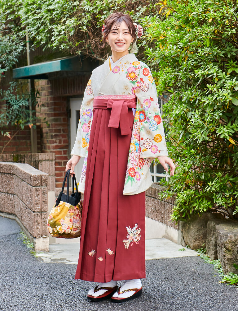 着物〉オフホワイト色 古典桃山風柄着物 〈袴〉エンジ色 熨斗目花束の