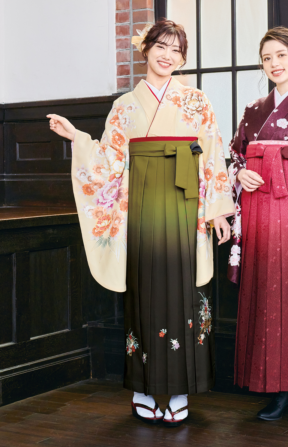 着物〉クリーム色 牡丹と椿柄着物 〈袴〉濃緑色&抹茶色ぼかし 花車の