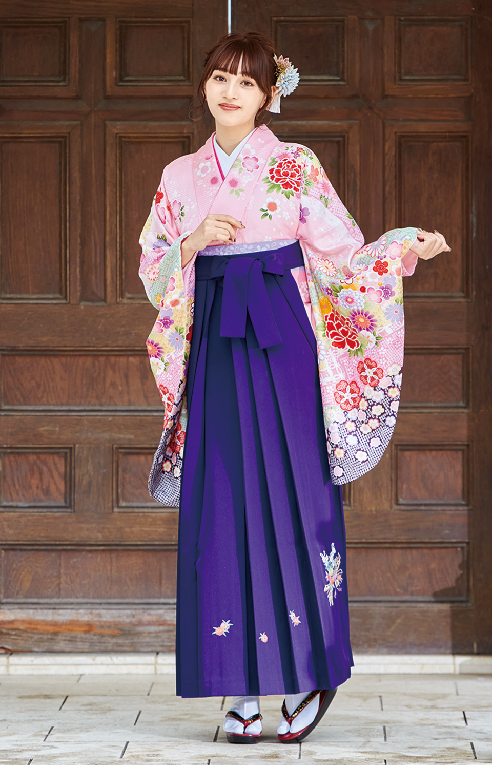 着物〉ピンク色 匹田柄に牡丹柄着物 〈袴〉紫色 熨斗目花束の刺繍袴
